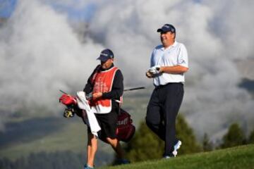 El inglés Anthony Wall y su caddy durante el Masters de Suiza.