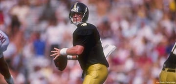 Cinco semanas después de sufrir un accidente automovilístico que le provocó la pérdida de 30 pulgadas de intestino, el mariscal de campo Brett Favre venció al poderoso equipo de Alabama en 1990, en una gesta que el coach de la 'Marea Carmesí' catologó más allá de legendaria: "Ustedes le pueden llamar un milagro o una leyenda o lo que quieran, yo sólo sé que en ese día Brett Favre era más grande que la vida".
