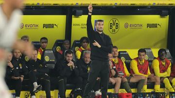 Nuri Sahin da órdenes a sus jugadores en un partido del Borussia Dortmund.