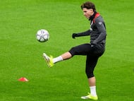 Atletico Madrid's Argentine forward #19 Julian Alvarez takes part in a training session at the Rams Park Stadium in Istanbul on January 20, 2026, on the eve of their UEFA Champions League, league phase football match against Galatasaray. (Photo by Yasin AKGUL / AFP)