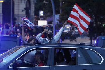 Algunos aficionados del Atltico de Madrid se acercaron a la fuente madrile?a de Neptuno para celebrar el ttulo de Liga conseguido.