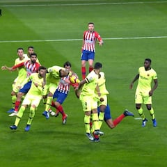 El Atlético reclamó un penalti de Artuto Vidal por mano