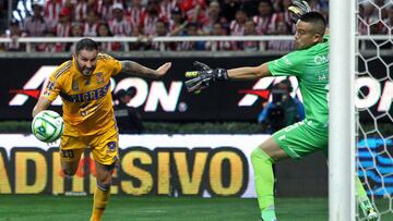 Tigres' French Andre-Pierre Gignac (L) and Guadalajara's goalkeeper Miguel Jimenez stretch for the ball during the second leg football match of the Mexican Clausura final between Guadalajara and Tigres at Akron Stadium in Zapopan, Jalisco State, Mexico, on May 28, 2023. (Photo by ULISES RUIZ / AFP)