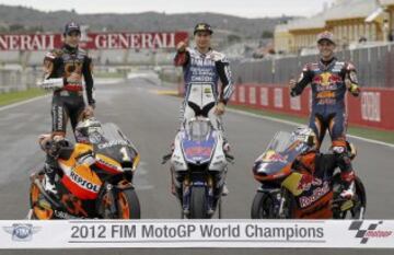 Lorenzo comenz車 2012 con pole y victoria en el GP de Qatar. En las 迆ltimas carreras de la temporada no gan車 ninguna y tuvo que resistir los duros envites de Pedrosa, que luchaba por conseguir el Mundial. Finalmente, en 2012, tras quedar segundo en el GP de Australia tras Stoner, Jorge Lorenzo volvi車 a ser campe車n de MotoGP por segunda vez en su carrera, firmando una incre赤ble campa?a en la que consigui車 16 podios de 18 carreras disputadas, resistiendo al mejor Dani Pedrosa de toda su carrera. En la imagen junto a Marc M芍rquez y Sandro Cortese, campeones de Moto2 y Moto3 respectivamente.