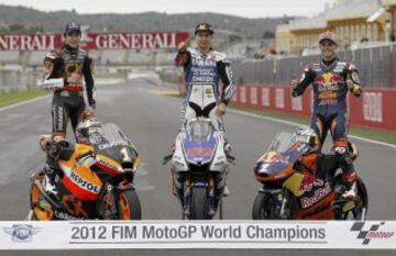 Lorenzo comenzó 2012 con pole y victoria en el GP de Qatar. En las últimas carreras de la temporada no ganó ninguna y tuvo que resistir los duros envites de Pedrosa, que luchaba por conseguir el Mundial. Finalmente, en 2012, tras quedar segundo en el GP de Australia tras Stoner, Jorge Lorenzo volvió a ser campeón de MotoGP por segunda vez en su carrera, firmando una increíble campaña en la que consiguió 16 podios de 18 carreras disputadas, resistiendo al mejor Dani Pedrosa de toda su carrera. En la imagen junto a Marc Márquez y Sandro Cortese, campeones de Moto2 y Moto3 respectivamente.