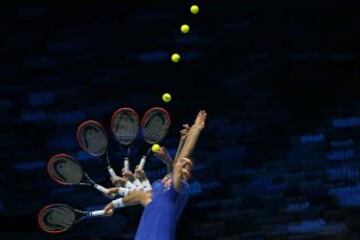 El tenista croata, Marin Cilic, sirve en el partido de la ATP World Tour Finals contra el suizo Stanislas Wawrinka. Imagen de múltiple exposición.