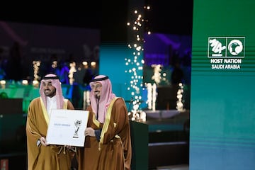 Abdulaziz bin Turki al-Faisal al-Saud, Ministro de Deportes de Arabia Saudita, y Yasser Al Misehal, presidente de la Federación de Fútbol de Arabia Saudita, posan con el contrato oficial de sede del Mundial de 2034.
