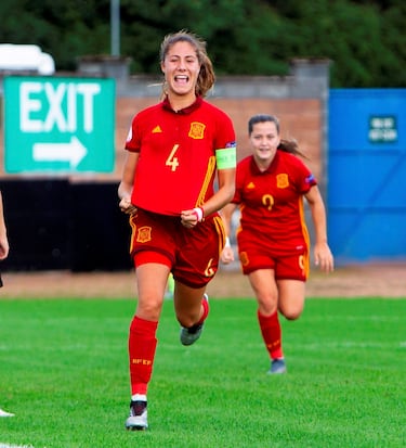 Defensa del Manchester City, tiene la misma confianza en sí misma dentro del campo que fuera.