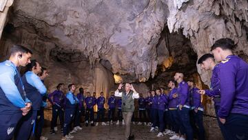 La plantilla del Málaga en visita a la Cueva de Nerja.