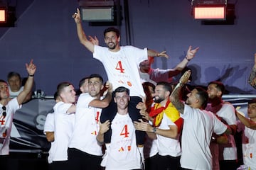 Los jugadores de la selección española  y los aficionados celebran el la plaza de la Cibeles el título de la Eurocopa. En la imagen, Jesús Navas en lo alto de Álvaro Morata.