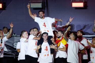 Los jugadores de la selección española  y los aficionados celebran el la plaza de la Cibeles el título de la Eurocopa. En la imagen, Jesús Navas en lo alto de Álvaro Morata.