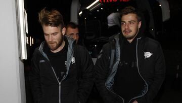 Los jugadores del Alavés ayer tras llegar a Madrid en autobús.