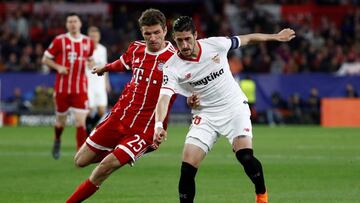 Soccer Football - Champions League Quarter Final First Leg - Sevilla vs Bayern Munich - Ramon Sanchez Pizjuan, Seville, Spain - April 3, 2018 Sevilla's Sergio Escudero in action with Bayern Munich's Thomas Mueller REUTERS/Sergio Perez