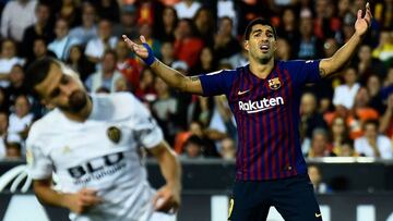 Barcelona's Uruguayan forward Luis Suarez gestures during the Spanish league football match between Valencia CF and FC Barcelona at the Mestalla stadium in Valencia on October 7, 2018. (Photo by JOSE JORDAN / AFP)