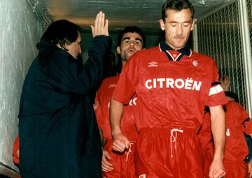 Carlos Aimar hizo historia en los banquillos españoles, especialmente en el de Las Gaunas cuando dirigía al Logroñés en la década de los 90. También dirigió al Celta. Pero más que las dos permanencias que logró con el equipo riojano, en la retina quedará siempre la rutina de golpear en el pecho, uno a uno, a todos sus jugadores del equipo que entrenaba antes de saltar al terreno de juego. La explicación del técnico argentino era activar a los futbolistas, si bien algunos de ellos dijeron posteriormente que el manotazo sonaba más que doler. Lo cierto es que se convirtió en una rutina de aquel equipo que se ‘partió’ el pecho para mantenerse en Primera.