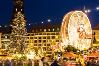 Dresde (Dresden), la capital del estado de Sajonia, es un destino fundamental para los amantes de la Navidad. No solo es una ciudad de una belleza barroca impresionante, reconstruida tras la guerra, sino que es el hogar del mercado navideño más antiguo de Alemania: el Striezelmarkt.
