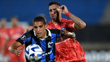 Liverpool's defender Andres Pereira (L) and Argentinos Juniors' Paraguayan forward Gabriel Avalos fight for the ball during the Copa Libertadores group stage first leg football match between Uruguay's Liverpool and Argentina's Argentinos Juniors, at the Centenario stadium in Montevideo, on May 2, 2023. (Photo by DANTE FERNANDEZ / AFP)