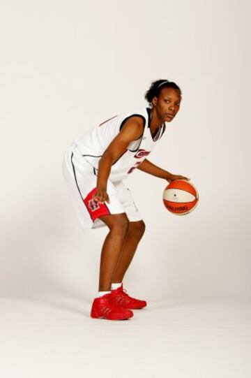 SANCHO LYTTLE. La espa?ola que m¨¢s temporadas lleva en la WNBA (cumple su temporada n¨²mero 11). No pudo estar en el Eurobasket de 2015 porque las Atlanta Dream, su franquicia desde 2009, no le dio permiso. Antes jug¨® en Houston, donde promedi¨® 5,4 puntos en 120 partidos. Con Atlanta sus n¨²meros se han incrementado (12,5 puntos y 8,1 rebotes) hasta convertirse en una de las p¨ªvots de referencia en la Liga norteamericana. Ha jugado tres Finales, pero el anillo se le resiste.