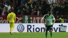 Los jugadores del Betis se lamentan durante el partido de Copa ante el Sevilla.