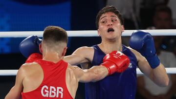 Paris (France), 06/08/2024.- Marco Alonso Verde Alvarez of Mexico (blue) and Lewis Richardson of Great Britain (red) in action during their Men's 71kg semifinal of the Boxing competitions in the Paris 2024 Olympic Games, at Roland Garros in Paris, France, 06 August 2024. (Francia, Gran Bretaña, Reino Unido) EFE/EPA/MOHAMMED BADRA
