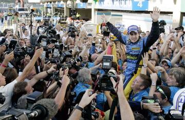 Alonso celebrando su segundo título de F1 en Brasil 2006.