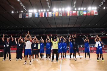 Los jugadores franceses de balonmano celebran la medalla de oro. 