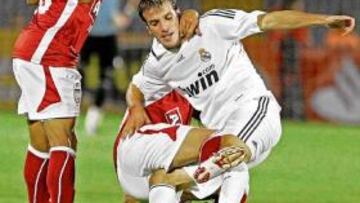 <b>FELIZ. </b>Van der Vaart marcó su primer gol como madridista y también le puso en bandeja el 1-2 a Pepe.