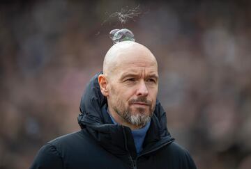 Curiosa imagen del técnico del Manchester United, Erik ten Hag, antes del inicio del encuentro frente al West Ham United.  