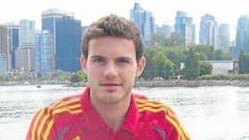 <b>A POR ELLOS. </b>Mata, con Vancouver de fondo, está convencido de que España ganará hoy.