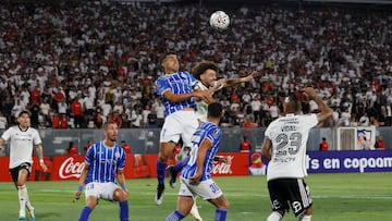 Futbol, Colo Colo vs Godoy Cruz.
Segunda ronda, Copa Libertadores 2024.
El jugador de Colo Colo Maximiliano Falcon, centro, disputa el balon contra Pier Barrios de Godoy Cruz durante el partido de copa libertadores disputado en el estadio Monumental en Santiago, Chile.
29/02/2024
Dragomir Yankovic/Photosport
Football, Colo Colo vs Godoy Cruz.
2nd round, Copa Libertadores 2024.
Colo Colo's player Maximiliano Falcon, center, vies the ball against Pier Barrios of Godoy Cruz during the copa libertadores match at the Monumental stadium in Santiago, Chile.
29/02/2024
Dragomir Yankovic/Photosport