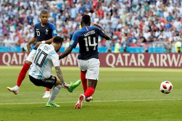 Messi chuta a portería cuando Mercado mete la pierna para marcar el 1-2.
