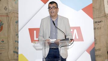 Javier Guillén habla durant la presentación de los maillots de La Vuelta 2018.