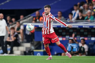 Llegó al Atlético de Madrid este verano como fichaje estrella, firmando contrato hasta 2030. Su incorporación fue vista como un refuerzo estratégico para el centro del campo de Simeone, aportando creatividad y dinamismo en la zona ofensiva.
