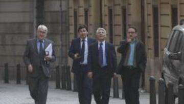 El secretario general Juan Pascual, el abogado Javier Sempere, el presidente Juan Serrano y el consejero Ramón Segarra, entran a una reunión con el IVF en Valencia.