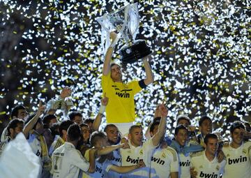 MADRID, SPAIN - MAY 13: Iker Casillas of Real Madrid CF holds up the La Liga trophy as he celebrates with team-mates after the La Liga match between Real Madrid CF and RCD Mallorca at Estadio Santiago Bernabeu on May 13, 2012 in Madrid, Spain.