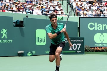 Una nueva final entre dos de las raquetas más fascinantes de todos los tiempos. Hoy ganó Federer bajo un sol de justicia en Miami. Nadal tuvo sus oportunidades de romper el servicio del suizo pero no lo consiguió. A pesar de eso, dejó una muy buena impresión. Veremos lo que pasa cuando llegue el momento de jugar en tierra batida. Aquí el resumen del partido en fotos.