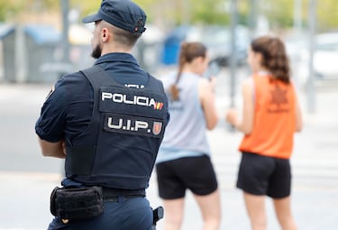 Con un alto dispositivo de seguridad, el Valencia Basket recibe al Maccabi de Tel Aviv en la tercera jornada de la Euroliga. El partido ha sido declarado de alto riesgo y habrá cerca de 700 agentes velando por la seguridad dentro y fuera del pabellón.