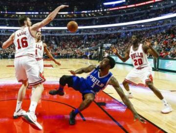 Tony Wroten de los 76ers ante Tony Snell, Derrick Rose y Pau Gasol de los Bulls.