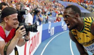 Bolt bromea con uno de los fotógrafos tras vencer en la final de 200m.