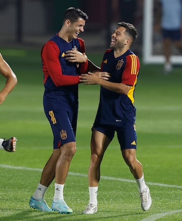 Álvaro Morata y Jordi Alba se ríen durante el entrenamiento de hoy. 
