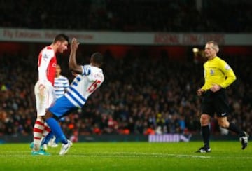 Olivier Giroud dejó con 10 al Arsenal por este cabezazo a Nedum Onuoha.