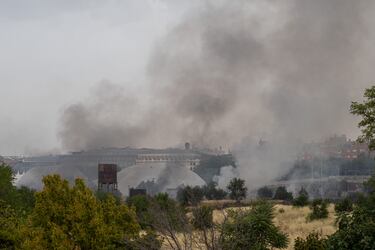 El incendio se originó en la calle Párroco Eusebio Cuenca, en una zona sin urbanizar cercana al Espacio Delicias y el Museo del Ferrocarril, en Madrid.