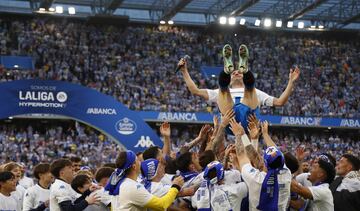 Los jugadores del Deportivo de La Coruña celebran en el estadio de Riazor el ascenso a segunda división. En la imagen Lucas Pérez manteado por sus compañeros.