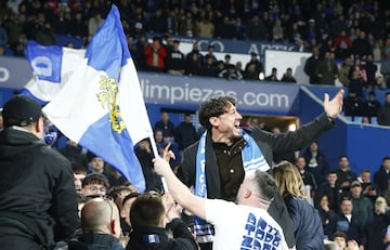 Cristian ?lvarez canta junto a la aficin en la grada de Gol de Pie.