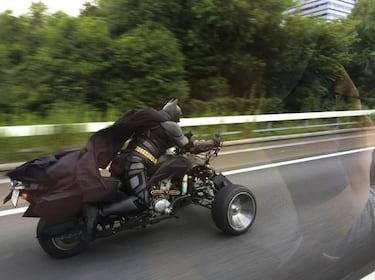 Encuentran a Batman circulando por una carretera