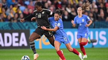 Sydney (Australia), 23/07/2023.- Khadija Shaw of Jamaica (R) and Clara Mateo of France (R) in action during the FIFA Women's World Cup Group F soccer match between France and Jamaica in Sydney, Australia, 23 July 2023. (Mundial de Fútbol, Francia) EFE/EPA/DEAN LEWINS AUSTRALIA AND NEW ZEALAND OUT EDITORIAL USE ONLY
