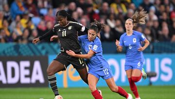 Sydney (Australia), 23/07/2023.- Khadija Shaw of Jamaica (R) and Clara Mateo of France (R) in action during the FIFA Women's World Cup Group F soccer match between France and Jamaica in Sydney, Australia, 23 July 2023. (Mundial de Fútbol, Francia) EFE/EPA/DEAN LEWINS AUSTRALIA AND NEW ZEALAND OUT EDITORIAL USE ONLY
