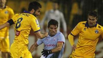 <b>PELEA. </b>De Lucas lucha por un balón con Rubén Sanz y Bermúdez.