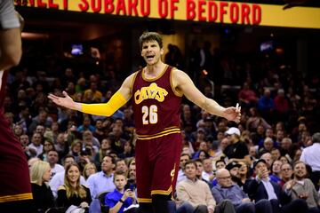 KYLE KORVER.
Un equipo que congestiona la defensa rival con penetraciones de dos jugadores casi imparables cuando van hacia el aro como LeBron y Kyrie y aprovecha los espacios exteriores para su batería de cañoneros añadió durante la temporada a Kyle Korver, uno de los mejores en catch and shoot de toda la historia. Un matrimonio perfecto que tienen que dar frutos también ahora. Korver es un termómetro de la segunda unidad y un jugador importante para que fluya todo el plan ofensivo de su equipo… cuando mete los tiros. En el primer partido, 0/3 en triples y -8 en 20 minutos. Su presencia en pista coincidió con dos de los peores momentos de los Cavs, en el segundo cuarto y al final del tercero. Los Warriors le buscaron sin disimulo (nunca ha sido un gran defensor y tiene 36 años) y, ante sus virtudes (el tiro) y sus defectos (para la exigencia de unas Finales casi todo lo demás…) su situación es clara: o anota los lanzamientos o ni podrá estar en pista. Eso sí, cuando los mete, mucho peligro para el contrario…