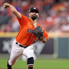 José Urquidy gana su segundo juego de Serie Mundial